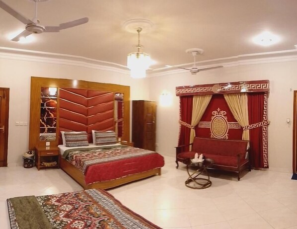 In-room safe, desk, soundproofing, iron/ironing board - Travel Lodge Clifton (Karachi)