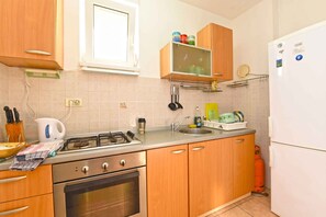 Fridge, oven, stovetop, cookware/dishes/utensils