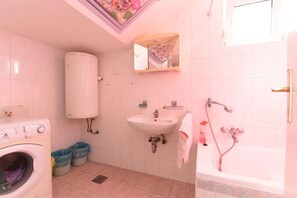 Bathroom - Holiday apartment with air conditioning (Pula)
