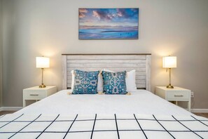 A hotel room with a large bed, two bedside tables, a headboard, and a painting above the bed. - Spacious & clean cozy home near Disney 448 (Davenport)