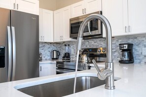 Refrigerador, microondas, horno, placa de cocina