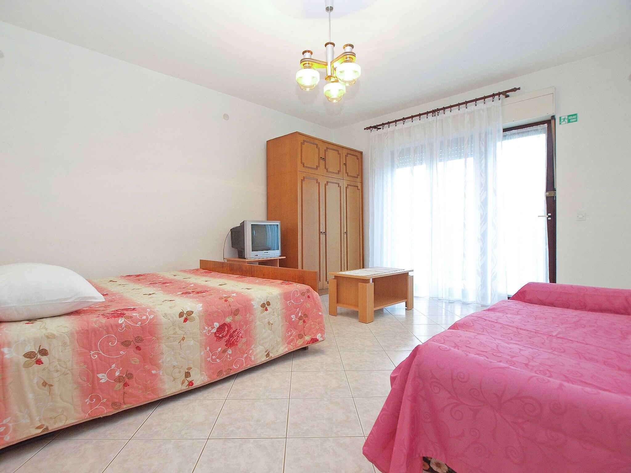 1 habitación, tabla de planchar con plancha y cuna de viaje 