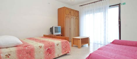 1 間睡房、熨斗/熨衫板、可攜式嬰兒床