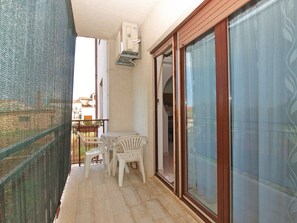Outdoor dining - Holiday apartment with air conditioning (Štinjan)