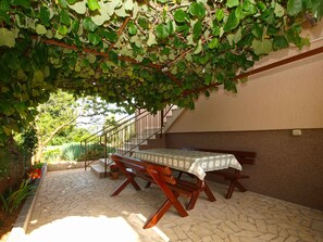 Outdoor dining - Holiday apartment with air conditioning (Štinjan)