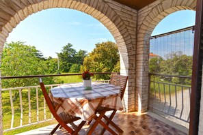 Outdoor dining - Holiday apartment with air conditioning (Pula)