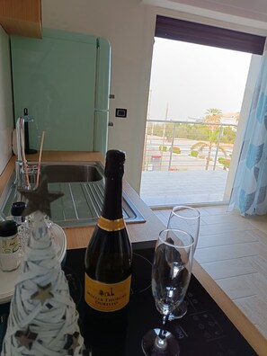 Microondas, placa de cocina, cafetera/tetera, tetera/pava eléctrica