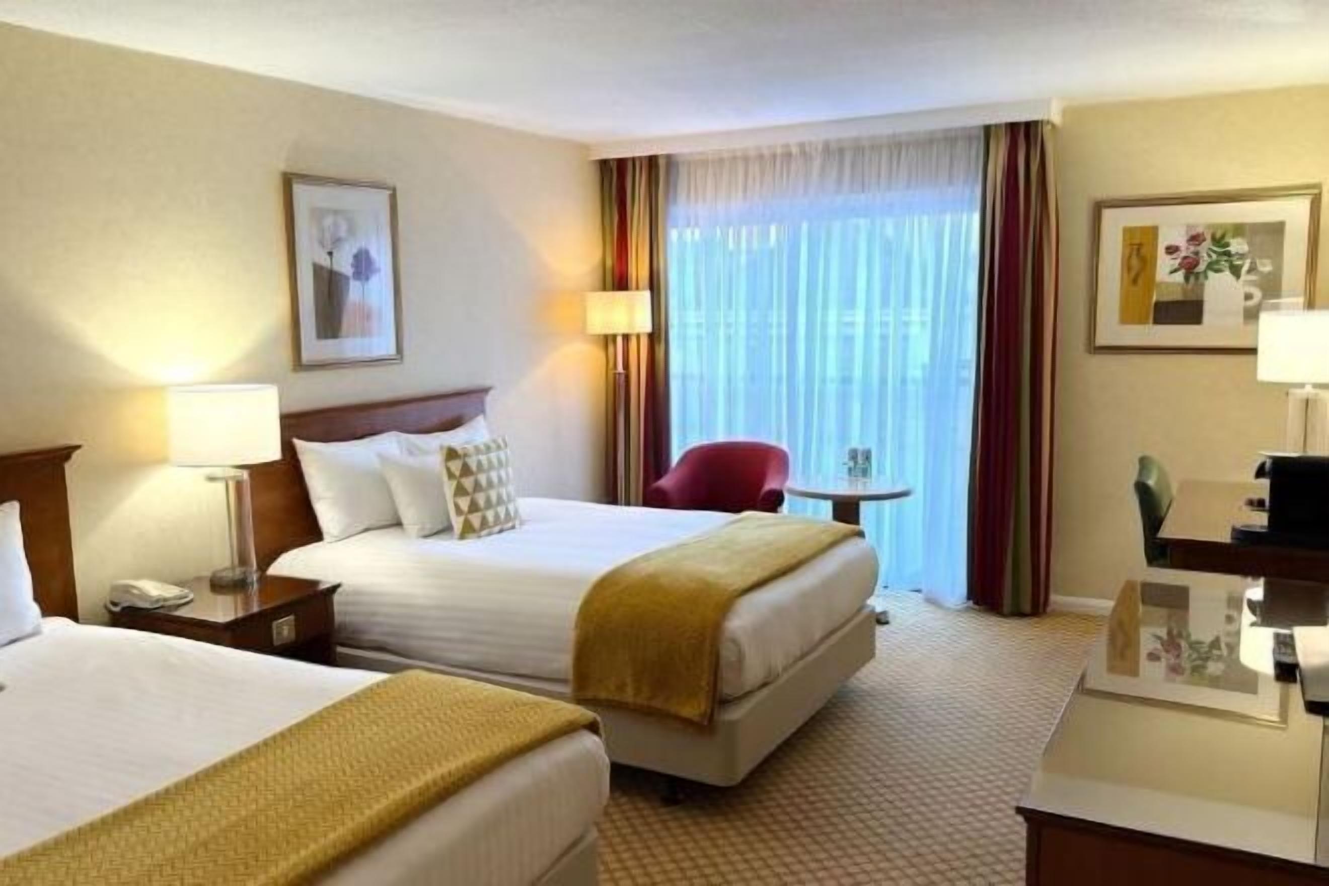 Caja de seguridad en la habitación y escritorio 