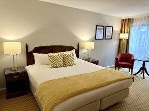 Premium Room, 1 King Bed | In-room safe, desk, laptop workspace, blackout drapes