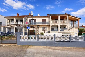 Unclassified image, 3 of 24, button