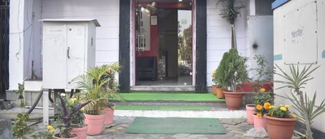 Façana frontal de l'allotjament