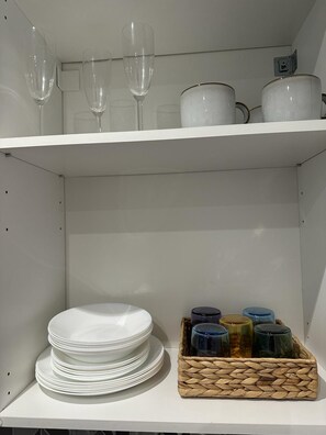Refrigerador, microondas, utensilios de cocina y condimentos 