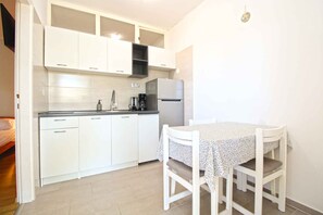 Køleskab, kogeplade, kaffe-/temaskine