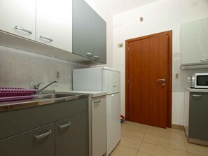 冷蔵庫、電子レンジ、オーブン、コンロ