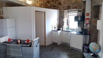 Refrigerador, microondas, placa de cocina, cafetera/tetera