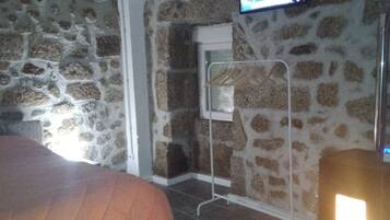 1 habitación, acceso a internet y ropa de cama