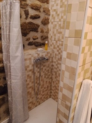 Een douche, een haardroger, handdoeken