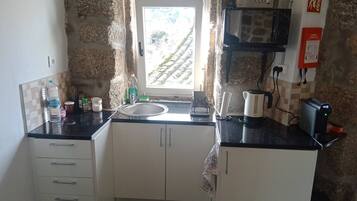 Refrigerador, microondas, placa de cocina, cafetera/tetera