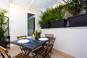 Outdoor dining - Terrasse Manuela Apartment 2 (Napoli)