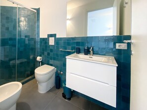 Shower, hair dryer, bidet, towels - Terrasse Manuela Apartment 2 (Napoli)