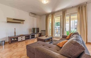 TV - Holiday apartment with air conditioning (Medulin)