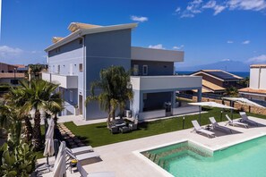 Een seizoensgebonden buitenzwembad