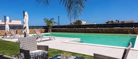 Una piscina al aire libre de temporada