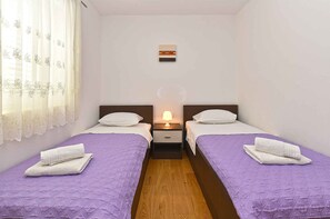 2 bedrooms, iron/ironing board, WiFi