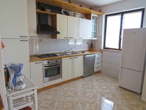 Jääkaappi, uuni, liesi, kahvin-/teenkeitin