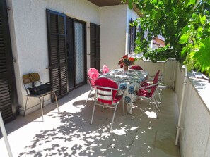 Outdoor dining - Holiday apartment with air conditioning (Medulin)