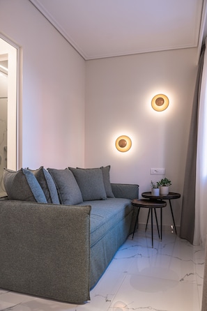 Luxe appartement | Woonruimte | Een 32-inch ledtelevisie met premium tv-zenders
