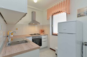 Kühlschrank, Ofen, Herdplatte, Wasserkocher mit Kaffee-/Teezubehör