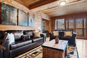 Smart TV, fireplace, video games - Cubby Bear, Free Attraction Tickets, Game Room, Hot Tub, seasonal pool Access!!! (Gatlinburg)