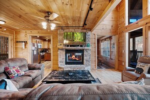 Smart TV, fireplace, video games - Cubby Bear, Free Attraction Tickets, Game Room, Hot Tub, seasonal pool Access!!! (Gatlinburg)