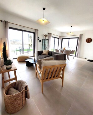 TV, books - Belle Maison de Plain-pied Proche de la mer Avec son SPA Intérieur Privatif (Plozévet)