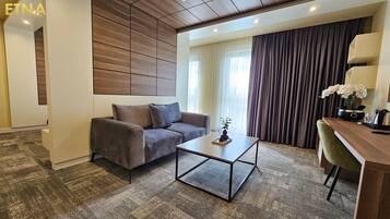 Deluxe Apartment | Minibar, desk, laptop workspace, soundproofing