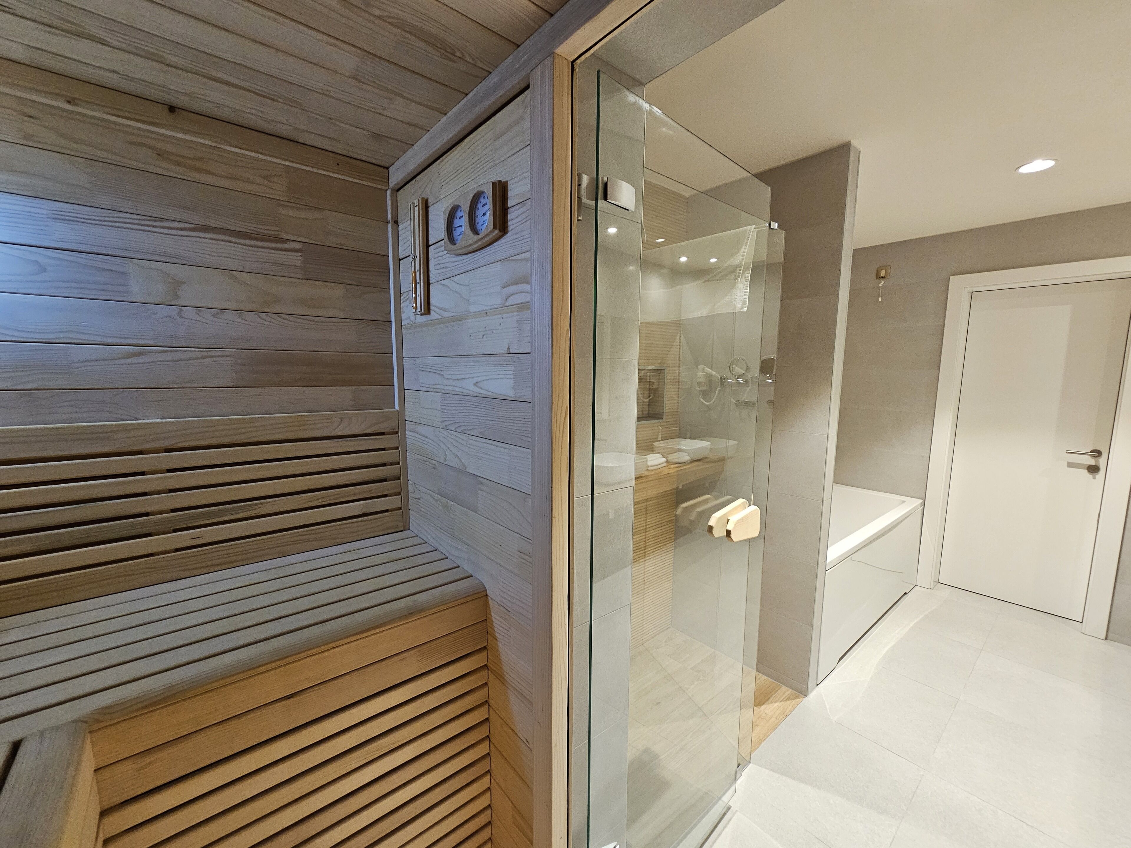 Minibar, bureau, espace de travail pour ordinateur portable