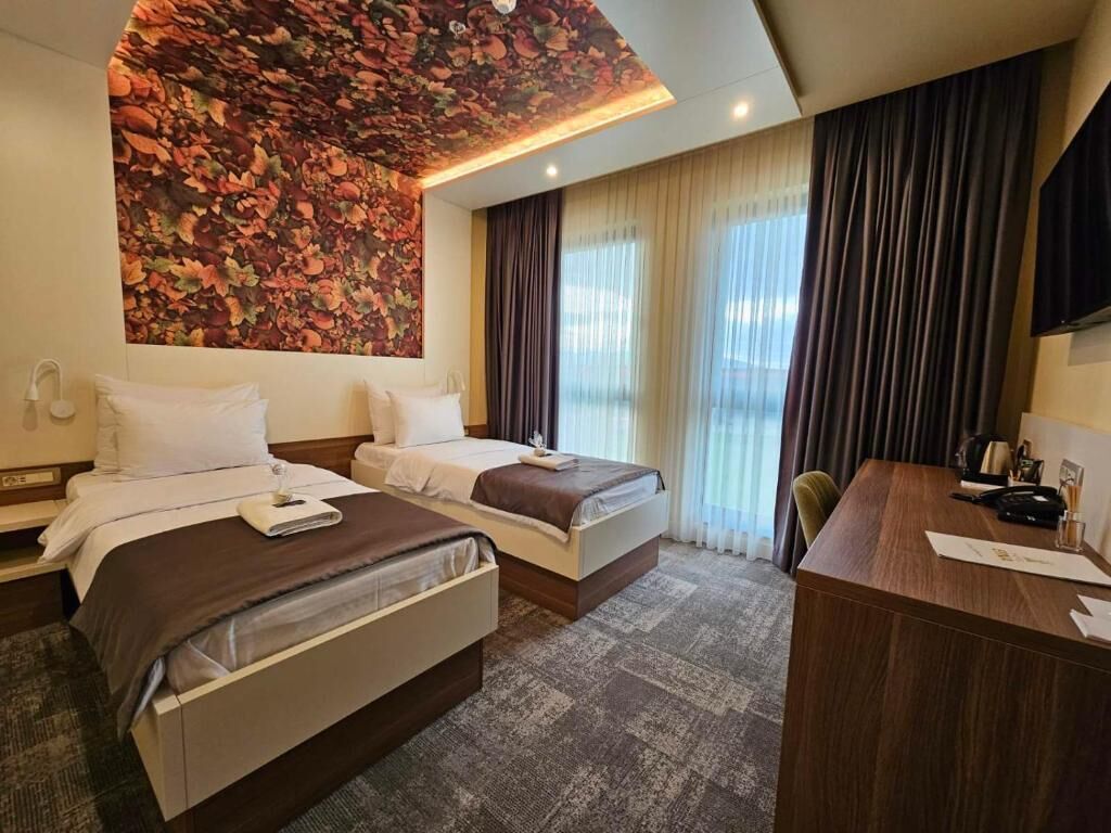 Dobbelt- eller tomannsrom – standard, 2 enkeltsenger | Oppholdsområde | Flatskjerm-TV