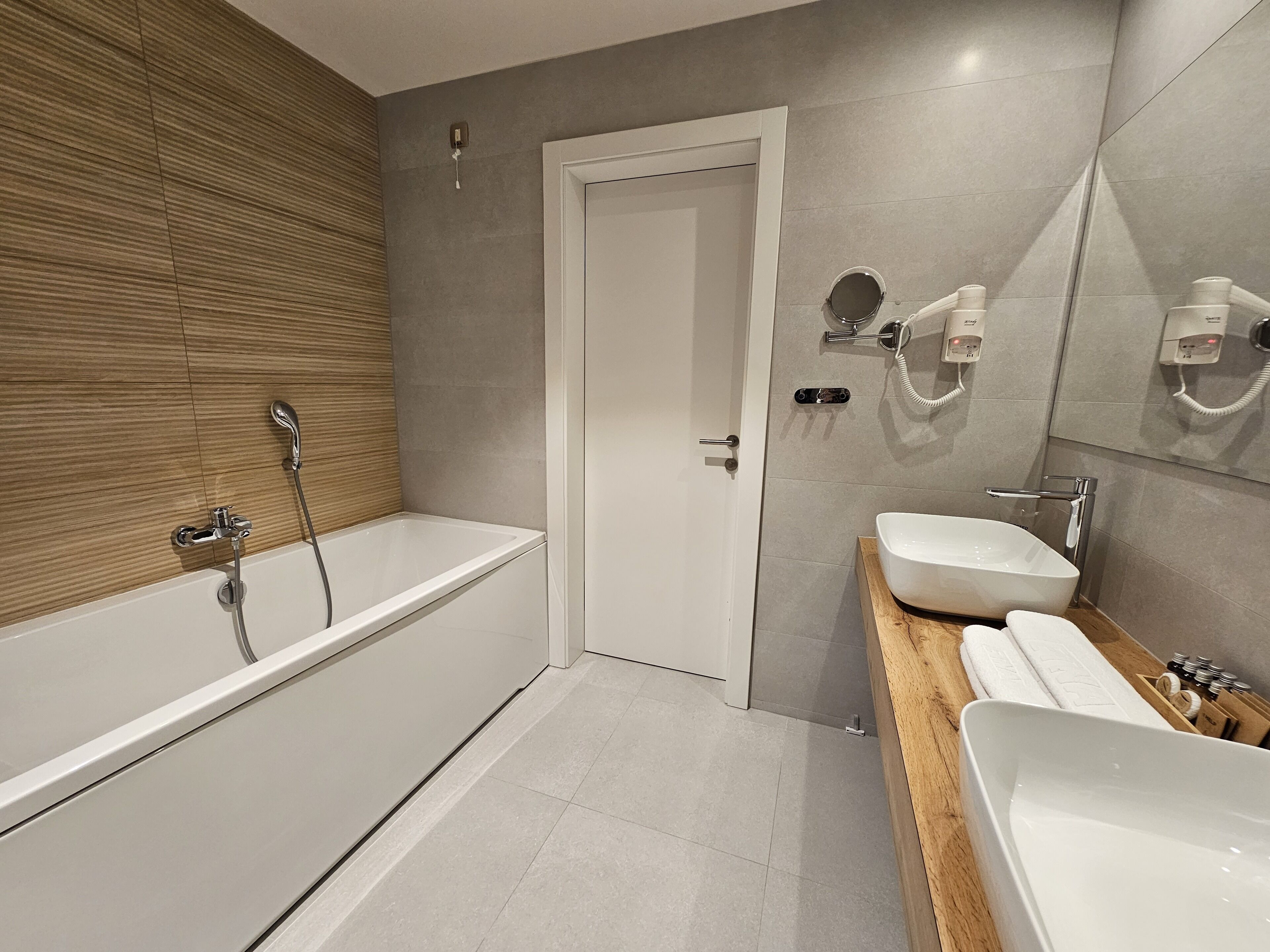 Deluxe Apartment | ห้องน้ำ | ของใช้ในห้องน้ำฟรี, ไดร์เป่าผม, เสื้อคลุมอาบน้ำ, รองเท้าสวมภายในห้อง