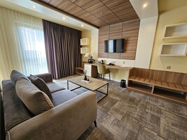 Deluxe Room | Desk, laptop workspace, soundproofing, free WiFi