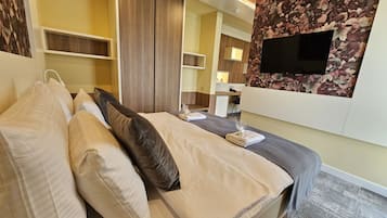 Habitación Prestigio | Escritorio, espacio para trabajar con laptop y insonorización