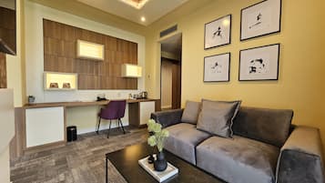 Habitación Prestigio | Escritorio, espacio para trabajar con laptop y insonorización