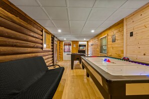 Games room - Call of the Wild - Gameroom -hot tub -views! (Sevierville)