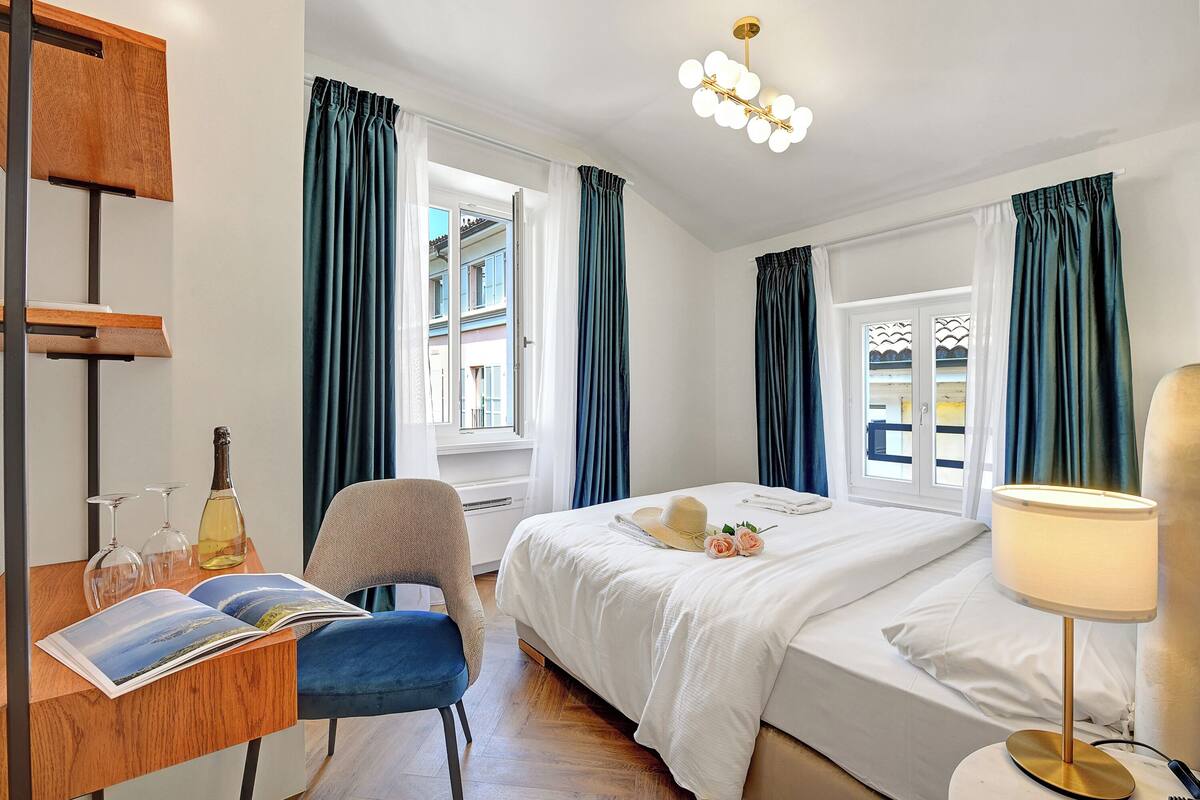 2 bedrooms, in-room safe, laptop workspace, iron/ironing board