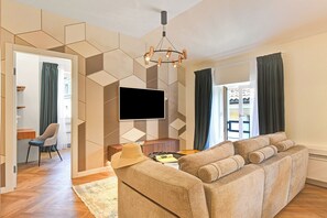 Căn hộ dành cho gia đình, 2 phòng ngủ (Novos Diamond) | Khu phòng khách | TV màn hình phẳng 21-inch có truyền hình vệ tinh 