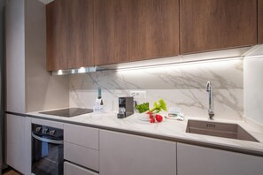 Căn hộ dành cho gia đình, 2 phòng ngủ (Novos Ruby) | Bếp riêng | Tủ lạnh, lò vi sóng, lò nướng, bếp nấu 