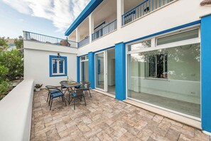 屋外ダイニングエリア