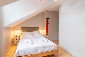 5 bedrooms, iron/ironing board, free WiFi, bed sheets