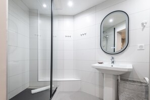Dusche, Haartrockner, Handtücher