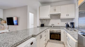 Kühlschrank, Mikrowelle, Herdplatte, Geschirrspüler